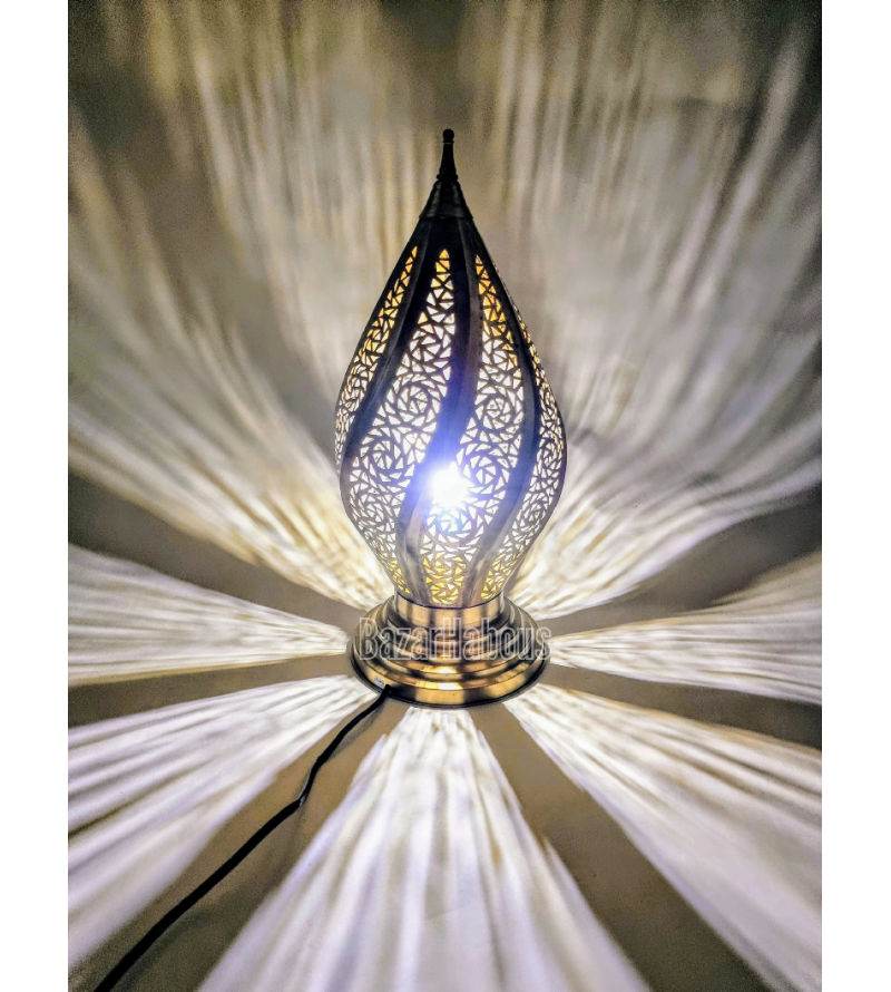 Lampe à poser en métal décoratif, faite main au Maroc