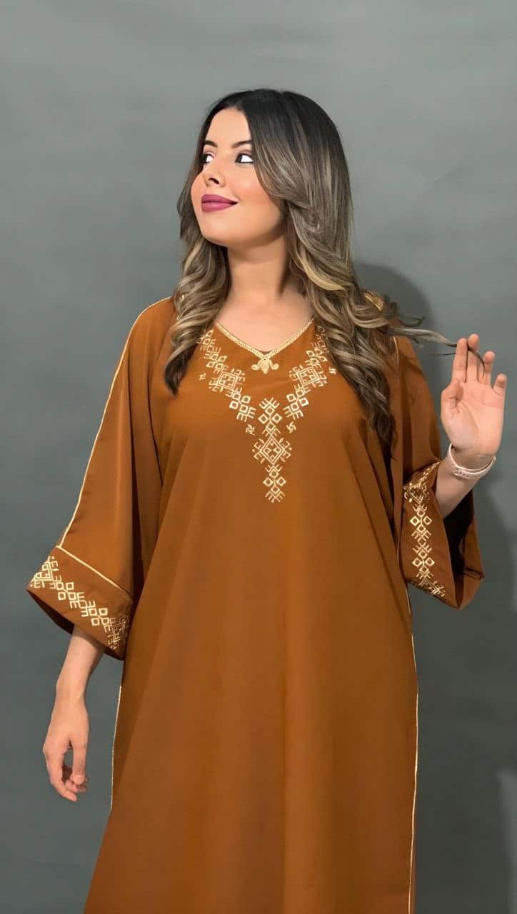 Caftan marocain traditionnel pour femmes avec broderies dorées